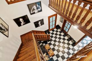 - Emplacement idéal : Poelkapellestraat 12 à Houthulst<br />- Espace de vie luxueusement fini avec parquet et cheminée en bois<br />- Cuisine de vie de qualité avec pierre naturelle<br />- Jardin magnifiquement aménagé et orienté au soleil avec terrasses, remises de jardin et carport à l'arrière<br />- Sortie par un chemin partagé à l'arrière de la propriété<br />- Espaces de pratique avec entrée séparée, toilettes, salle d'attente, réception/bureau et grande salle de pratique<br />- 6 chambres au premier étage<br />- Grenier aménagé en loft avec kitchenette et salle de douche<br />- Grand sous-sol avec cave à vin, espace de stockage, chaufferie et buanderie<br />- 2 citernes d'eau de pluie de 10 000 litres chacune<br />- Nombreuses places de parking (garage, allée et carport)<br />- PEB : 335 kWh/m²/an, label D, CU : 2622557 (pas d'obligation de rénovation)<br />- Prix demandé : 575 000 €