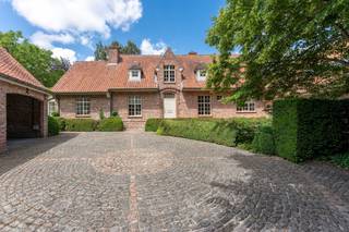 Charmante maison de campagne située dans un endroit calme avec un magnifique parc et jardin à Marke.Le bâtiment principal situé au centre constitue le cœur chaleureux de la maison, flanqué de deux ailes : d'un côté un loft/salle polyvalente entièrement équipé (avec accès séparé), de l'autre côté une annexe avec garage et un espace qui peut encore être aménagé comme vous le souhaitez, par exemple en tant que pool house ou espace professionnel.La maison respire le caractère et l'authenticité. Ici, vous pouvez vous attendre à une jolie maison de charme avec une âme. Il y a jusqu'à 6 chambres, 2 salles de bains (+ 1 salle de bain dans le loft), un bureau séparé, une cuisine spacieuse et un salon confortable avec salle de télévision attenante. L'ensemble est également très lumineux. De chaque espace de vie, il y a un contact avec le fantastique jardin.Le jardin est un véritable joyau, riche en parterres de fleurs, en coins intimes et en une expérience unique de paix et d'intimité. Il est extrêmement rare de trouver cette combinaison d'une maison de charme de haute qualité avec de grands volumes résidentiels et un magnifique parc et jardin à 5 à 10 minutes du centre de Courtrai !Vous souhaitez découvrir cette propriété d'exception à Marke ? Veuillez contacter Carl Boedts (0473/951821) ou Matthias Vanneste (0479/676848) pour plus d'informations ou une visite.Cette propriété est vendue par prévente. La semaine de visites (sur rendez-vous uniquement) commence le lundi 29 juin et se termine le samedi 4 juillet à midi. Le bien est proposé selon la formule Pre-sale. Du 29/06/2026 09:00 au 04/07/2026 12:00, vous pouvez visiter le bien sur rendez-vous et faire une offre. Le prix affiché est un prix indicatif. Pour plus d'informations, veuillez contacter le responsable du dossier.Registre des mesures: non
