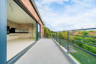 <p>INFOS &amp; VISITES - BUHLER LAURIE - +32477580060 - laurie.b@weinvest.be<br /><br />Nieuwbouwduplex met mogelijkheid tot aparte professionele ruimte in Faux<br />Aan de rand van Faux, waar Court-Saint-Étienne overgaat in het groene landschap, ontdekt u dit prachtige nieuwbouwduplexappartement met hoogwaardige afwerking. Het biedt een vrij uitzicht over het Brabantse platteland, terwijl alle voorzieningen zich op korte afstand bevinden.</p>
<p>De grootste troef is de ruimte van bijna 70 m² op de bovenverdieping, die volledig naar eigen wens kan worden ingericht. Dankzij de aparte toegang via de lift, naast de interne trap, is deze ruimte uitermate geschikt voor de inrichting van een kantoor, praktijkruimte, ruimte voor een vrij beroep of een professionele activiteit aan huis, met behoud van de privacy van de woonruimte.Op de eerste verdieping bevindt zich de lichtrijke leefruimte, die via grote schuiframen uitgeeft op een zuidoostelijk georiënteerd terras met uitzicht op het groen. De volledig uitgeruste keuken sluit naadloos aan op de leefruimte. Deze verdieping omvat verder 3 slaapkamers, 1 badkamer met toilet, 1 doucheruimte met toilet, 1 afzonderlijk toilet met handenwasser en een wasruimte/technische ruimte.De lift bedient alle verdiepingen, van de ondergrondse parking tot de bovenverdieping, en biedt een comfortabele toegang voor zowel privé- als professioneel gebruik.Het pand beschikt over 1 privatieve parkeerplaats in de overdekte parking en 1 buitenstaanplaats.Op het vlak van comfort en energiezuinigheid is het appartement uitgerust met een warmtepomp, fotovoltaïsche zonnepanelen, driedubbele beglazing, een ventilatiesysteem met dubbele luchtstroom en een regenwaterput. <span><b>Energieprestatie: A++.</b></span>Op slechts 200 meter van het treinstation, met een vlotte verbinding naar de N25, Louvain-la-Neuve, Brussel en het centrum van Court-Saint-Étienne.<b>Prijs:</b><span> Bieden vanaf €465.000 excl. btw + 21% btw (€562.650 incl. btw).<br /></span><b>Verplichte parkeerplaatsen:</b><span> €25.000 excl. btw + 21% btw (€30.250 incl. btw).</span>Verkoop onder het btw-stelsel. Beschikbaar bij het verlijden van de notariële akte.</p>