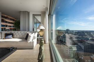 <p>Op de 13de verdieping van de <span><span>Antwerp Tower</span></span> bevindt zich dit uitzonderlijke hoekappartement met een adembenemend panoramisch uitzicht over de skyline van Antwerpen. Dankzij de zuidwestelijke oriëntatie geniet u hier de hele dag van een overvloed aan natuurlijk licht en ’s avonds van een prachtige avondzon, wat zorgt voor een unieke woonbeleving op hoog niveau.</p>
<p>Via de centraal gelegen inkomhal bereikt u alle ruimtes van het appartement. De lichtrijke leefruimte met open keuken vormt het kloppend hart van de woning en baadt in het licht dankzij de grote raampartijen. Hier vloeien comfort en elegantie moeiteloos samen, met een indrukwekkend zicht over de stad als dagelijks decor. De stijlvolle bulthaup-keuken, uitgerust met hoogwaardige ZUG-toestellen, combineert strak design met maximale functionaliteit en sluit perfect aan bij de leefruimte — ideaal voor wie houdt van koken en gezellig tafelen in een verfijnde setting.</p>
<p>Het appartement beschikt over 3 slaapkamers waarvan 1 slaapkamer momenteel dienstdoet als bibliotheek, elk met toegang tot het voorterras. De master bedroom is voorzien van een moderne ensuite badkamer met inloopdouche en toilet, wat zorgt voor extra privacy en comfort. Daarnaast is er een tweede, aparte badkamer, perfect voor bewoners en gasten.</p>
<p>Een absolute troef zijn de 2 terrassen met optimale oriëntatie. Zowel vanuit de leefruimte als vanuit de keuken heeft u toegang tot het tweede terras, zodat u op elk moment van de dag kan genieten van zon, rust en een weids uitzicht over de stad. Binnen en buiten lopen hier naadloos in elkaar over.</p>
<p>Verder beschikt het appartement over twee praktische bergruimtes in de woning en een extra bergruimte op de verdieping.<br />Een autostaanplaats en kelderberging zijn bij aan te kopen voor €60.000.<br /><br />Voor meer info of een afspraak contacteer Amparo, 0478 68 29 86 - amparo@reds.be</p>