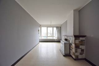 Deze woning is gelegen op een perceel van 408m². De woning bestaat uit twee appartementen. Het gelijkvloers bestaat uit een...