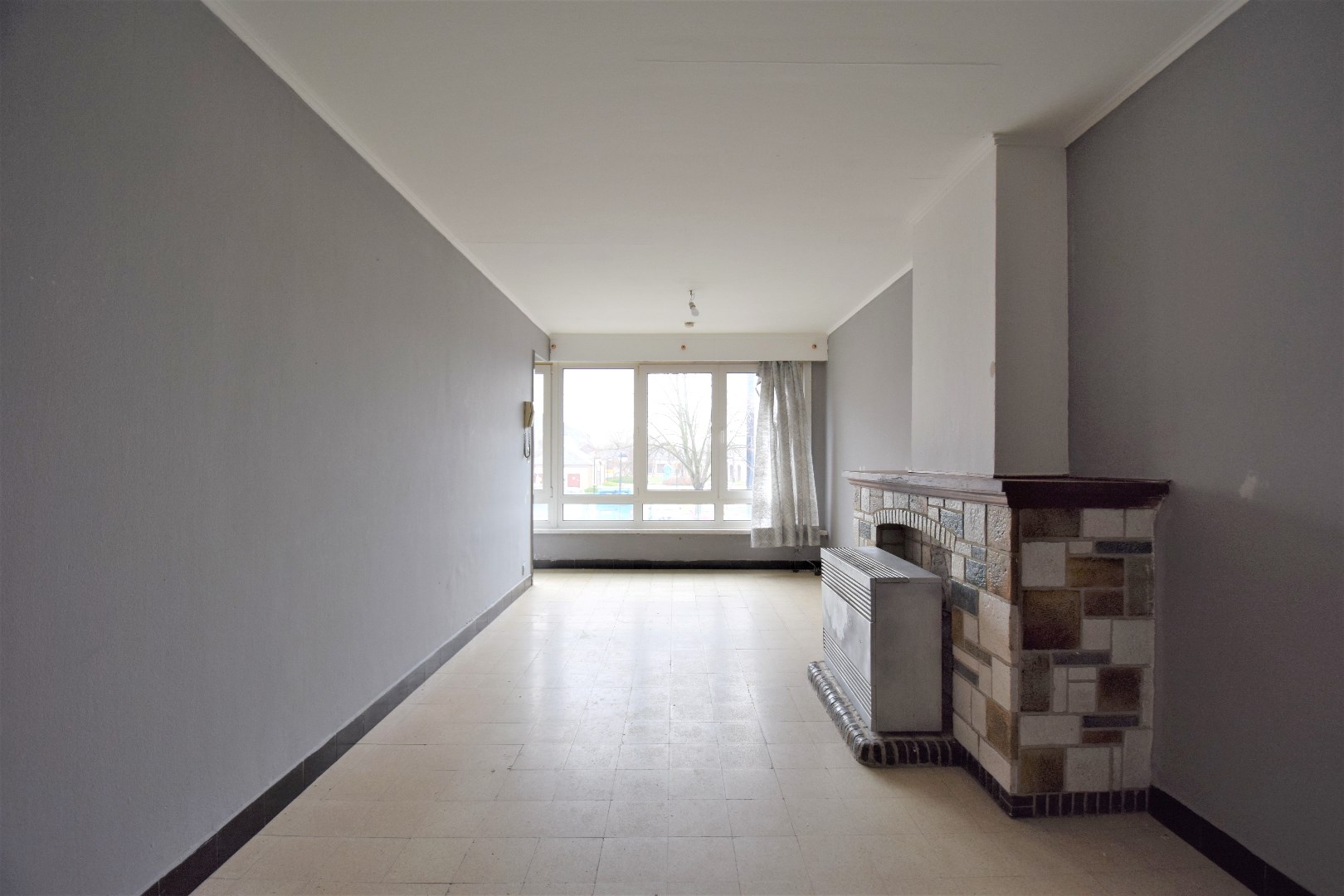 Te renoveren opbrengsteigendom met twee appartementen, parkings en tuin - foto 3