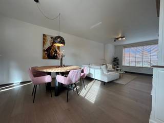 In de Rotelenberg in Oudenaarde bevindt zich deze charmante gesloten bebouwing op een uitzonderlijke ligging aan de Koppenberg. Wie de Vlaamse Ardennen kent, weet dat dit één van de meest iconische en gegeerde locaties in de streek is. Hier woont u midden in het groen, met prachtige wandel- en fietsroutes letterlijk aan uw voordeur, terwijl het centrum van Oudenaarde vlot bereikbaar blijft.<br /><br />De woning beschikt over een gezellige woonkamer en een aansluitende keuken, waar u geniet van een aangename en huiselijke sfeer. Verder zijn er drie slaapkamers, ideaal voor een gezin of wie extra ruimte wenst voor bureau of hobbykamer. De badkamer is uitgerust met een toilet, inloopdouche én ligbad, wat zorgt voor optimaal comfort.<br /><br />Buiten beschikt de woning over een zuidwestgericht koertje, waar u in de namiddag en avond volop van de zon kan genieten, perfect om tot rust te komen na een werkdag of een sportieve activiteit in de omgeving.<br /><br />Deze woning is bijzonder geschikt voor wie op zoek is naar een combinatie van rust, natuur en een unieke ligging, zonder in te boeten aan bereikbaarheid. <br /><br />De woning is beschikbaar vanaf 01/05. Heeft u interesse in deze woning op een absolute toplocatie? Dien dan gerust online uw bezoekaanvraag in via onze website, wij nemen contact met u op om een bezoekmoment in te plannen.<br /><br />