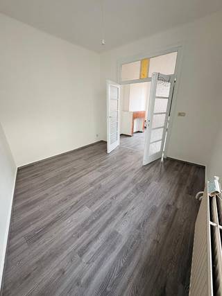 Un appartement confortable avec 1 chambre, situé dans une rue calme, à proximité des axes principaux et des transports en commun.Au troisième étage :...