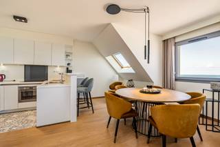 <strong>Bray-Dunes: Exclusief 3-slaapkamerappartement met zeezicht, terras en 3 parkeerplaatsen</strong><br /><br />Genieten van ruimte, licht en een prachtig uitzicht op zee? Ontdek dit stijlvolle appartement op de bovenste verdieping van een beveiligde residentie met lift, op een uitstekende locatie in Bray-Dunes.<br />Met een bewoonbare oppervlakte van 81 m², een schitterend zicht op zee, een zonnig balkon én een ruim terras biedt dit appartement een bijzonder aangename combinatie van comfort, ruimte en kustbeleving.<br />Een absolute troef zijn de 3 private parkeerplaatsen en 2 kelders die bij het appartement horen. Een uitzonderlijke meerwaarde aan de kust en ideaal voor zowel eigen gebruik als verhuur.<br /><br /><strong>Indeling</strong><br />Het appartement omvat een inkomhal, een slaapkamer met praktische opbergruimte en toegang tot het balkon, een badkamer met ligbad en toilet, een berging en een ruime, lichtrijke leefruimte met ingerichte keuken. Daarnaast zijn er nog twee bijkomende slaapkamers, een aparte douchekamer en toegang tot het ruime terras.<br /><br /><strong>Troeven</strong>
<ul><li>Prachtig zeezicht</li><li>3 private parkeerplaatsen en 2 private kelders</li><li>Ideaal alsvaste woonst, tweede verblijf of investering</li></ul>
<br />Een unieke kans voor wie op zoek is naar een ruim en comfortabel appartement aan zee, met een prachtig uitzicht én uitzonderlijk veel parkeergelegenheid.<br /><br />Wij werken voor dit appartement samen met een lokale expert.<br /><strong>Contacteer ons voor meer informatie of een bezoek via fre@eraservimo.be of 058/22.41.70.</strong>