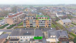 Op wandelafstand van het centrum van Diksmuide bevindt zich dit ruime en lichtrijke penthouse met drie slaapkamers en een uitzonderlijk groot...