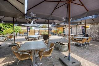 Reprise du restaurant rural De Koetshoeve à Adegem avec maison attenante et terrasse.Après 11 ans, les propriétaires ont décidé de relever un nouveau défi.Disposition : Salle de consommation et porche/salle de fête pour 110 personnes -terrasse spacieuse pour 100 personnes - parking (50 voitures) - Cuisine entièrement équipée - 1er V. : espace de vie composé d'un salon - chambre à coucher, d'une salle de bain avec WC et doucheLe menu comprend des classiques franco-belges. Avec le service chaleureux et amical, le confort des clients passe avant tout. De plus, le concept est très adapté aux enfants, en partie grâce à la présence d'équipements de jeu extérieurs tels qu'un trampoline et une tour de jeu. L'établissement est situé le long d'une importante piste cyclable.Très bonne réputation en ligne avec une note Google d'environ 4,4 étoiles (sur la base de 440 avis). Cela confirme le haut niveau de satisfaction des clients et la forte valeur marchande du concept actuel.