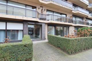Op een centrale en vlot bereikbare ligging nabij het centrum van Beveren bevindt zich dit volledig gerenoveerd gelijkvloers appartement met...