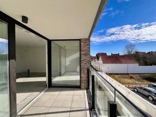<p><span><strong>Reeds meer dan 60% verkocht!</strong></span><br /><br />Binnenkort van één van deze nieuwbouw appartementen uw thuis maken, midden in het centrum van Maldegem? Dit is de kans!<br /><br />Project Koffiebranderij bevindt zich in het bruisende centrum van Maldegem. Met alle faciliteiten op wandelafstand. Het project bestaat uit 23 appartementen en 4 penthouses. Langs de achterzijde kunt u genieten van een prachtig aangelegde binnentuin. Bovendien zijn de appartementen op het gelijkvloers voorzien van een privé tuintje.<br /><br /></p>
<p>Op de gelijkvloerse verdieping is er nog keuze uit <strong>1-2 slaapkamer appartementen</strong>. Op verdieping 1 en 2 zijn dit <strong>2 slaapkamer appartementen.</strong> <br />Deze zullen uiteraard aan alle hedendaagse energienormen voldoen. Ieder appartement is voorzien van GEOTHERMISCHE WARMTEPOMPEN, vloerverwarming met passieve koeling en ZONNEPANELEN. Het gebouw heeft een zuidgerichte oriëntatie waardoor je steeds kan genieten van het zonnetje vanop je terras of in je tuintje.<br /><br />Ondergronds zijn zowel parkeergarages, staanplaatsen als fietsenstalling terugvinden. Bovengronds wordt nog een extra fietsenberging voorzien met parkeerplaatsen.<br /><br /></p>
<p>Bij aankoop van een appartement is het mogelijk dit helemaal <span><strong>op maat en naar eigen smaak in de richten</strong></span>. U heeft nog de mogelijkheid de vloeren, keuken, badkamer, … zelf te kiezen bij de hiervoor aangeduide leveranciers.<br />Vloeren/keukens op de foto's zijn ter illustratie van reeds verkocht appartementen. <br /><br />Nieuwsgierig naar deze tijdloze bouw met grote raampartijen en ultiem comfort?<br /><br />Contacteer Bonne Vastgoed 7 op 7 voor meer info via 0468/104040 of info@bonnevastgoed.be</p>