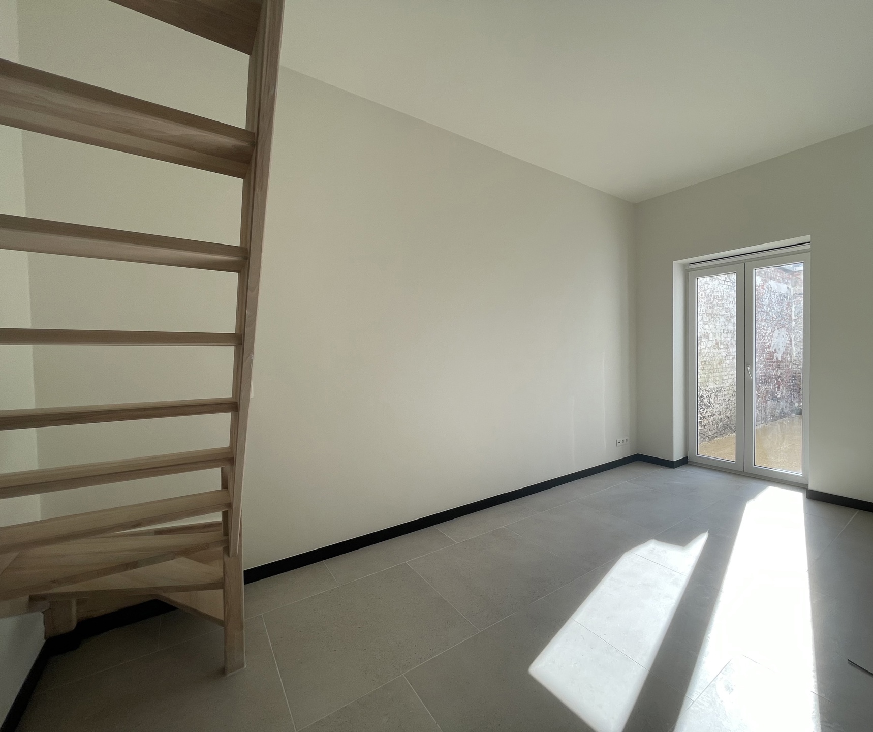 Gerenoveerde woning met 3 slpks en zolderruimte met terras - foto 2