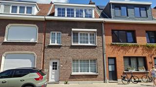Mooie ruime centraal gelegen woning met groene tuinBezoeken is enkel op afspraak.Welkom in deze instapklare rijwoning in het hartje van Schoten. Op...