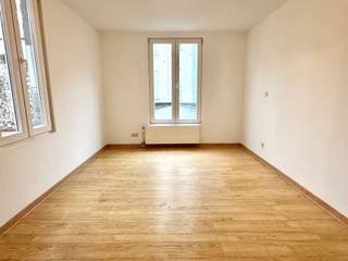 <p>Ideaal gelegen tussen de Hallepoort en het Zuid Station, bieden we u dit appartement van 49 m² met terras aan. Het biedt: een hal, een lichtrijke woonkamer met een volledig uitgeruste open keuken, een terras (15 m²) op het noordoosten, een slaapkamer (15 m²), een doucheruimte met een toilet. Gemeenschappelijke kosten: 100 €/maand. Onmiddellijke beschikbaar. EPC: E. U zult gecharmeerd zijn van de helderheid en het prachtige terras. Absoluut een bezichtiging waard!</p>