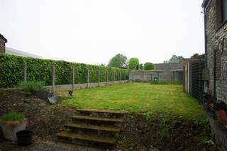 <p><span>Deze woning met prachtige tuin is gelegen in een rustige straat in Meldert, deelgemeente van Hoegaarden en met vlotte toegang tot de E40 richting Leuven of Brussel.</span></p><p><span>Mits verbouwing wordt dit een riante gezinswoning met mogelijkheid tot 4 of zelfs 5 slaapkamers. </span></p><p><span>Daarnaast is er bij volledige benutting van de bovenverdieping mogelijkheid tot 2 badkamers of 1 badkamer en dressing.  Gelieve hiervoor even door te foto's te gaan waarbij een voorstel tot verbouwing werd uitgewerkt.</span></p><p><span>De gevel vooraan heeft een lengte van om en bij de 20 meter die volledig benut kan worden. </span></p><p><span>Het voorstel is om de schuur om te bouwen tot een grote leefkeuken met zicht op de tuin.  De huidige leefruimte kan worden omgebouwd tot living met apart bureel.</span></p><p><span>Bijkomend voordeel aan deze woning is de staanplaats waar minstens 2 wagens kunnen staan.</span></p>