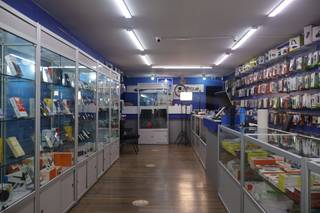 <p><span>itstekende rendementseigendom Verhuurd handelspand op toplocatie </span></p><p><span>Op zoek naar een investering met onmiddellijk rendement in Antwerpen? Dit commercieel handelspand, gelegen in de levendige Offerandestraat, vormt een unieke opportuniteit voor investeerders die willen genieten van stabiele huuropbrengsten op een strategische locatie.</span></p><p><span>Het pand is momenteel verhuurd en genereert een maandelijkse huurinkomst van € 2.041, wat resulteert in een aantrekkelijk en onmiddellijk van 7,25% rendement. Dankzij de bestaande huurovereenkomst biedt deze eigendom directe cashflow zonder leegstandsrisico.</span></p><p><span>De commerciële ruimte op het gelijkvloers is ruim en etalage zorgt voor een uitstekende visibiliteit en commerciële uitstraling. De open indeling maakt het pand bijzonder flexibel en geschikt voor uiteenlopende activiteiten zoals retail, kantoor, dienstverlening of andere commerciële invullingen.</span></p><p><span>op de eerste verdieping bevindt zich een praktische bijkomende ruimte die perfect kan dienen als stockruimte, bureau of werkplaats. Verder is het pand uitgerust met sanitair en kitchenette, wat het comfort en de functionaliteit voor de huurder verhoogt.</span></p><p><span>De ligging in de Offerandestraat garandeert een constante passage van voetgangers. De buurt kenmerkt zich door een dynamische mix van handelszaken, horeca en residentieel leven, wat bijdraagt aan de commerciële aantrekkingskracht van deze locatie.</span></p><p><span>Bovendien geniet het pand van een uitstekende bereikbaarheid, zowel met het openbaar vervoer als via de belangrijkste invalswegen rond Antwerpen. </span></p><p><span> </span></p><p><span>Wat zijn de troeven van dit pand?</span></p><ul><li><span>Verhuurd handelspand met stabiele huurder </span></li><li><span>Maandelijkse huurinkomst van € 2.041 </span></li><li><span>Onmiddellijk rendement ideale investering </span></li><li><span>Uitstekende commerciële ligging met hoge visibiliteit </span></li><li><span>Extra ruimte op de 1ste verdieping (stock/bureau) </span></li><li><span>Sterke passage </span></li></ul><p><span> </span></p><p><span> </span></p>