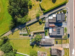 <p><strong>Instapklare woning met 3 à 4 slaapkamers, vernieuwd dak en prachtige tuin te Bonheiden (Rijmenam).</strong></p>
<p><span>Bent u op zoek naar een ruime, perfect onderhouden gezinswoning op een rustige locatie in Bonheiden (Rijmenam)? <br /></span><span>Dan is deze charmante woning op de Weynesbaan 154 ongetwijfeld een bezoek waard. Dankzij de combinatie van ruimte, comfort, recente vernieuwingen en een prachtig aangelegde tuin biedt deze eigendom alles wat een gezin nodig heeft.</span></p>
<p><strong>Indeling:<br /></strong><span>Via de inkomhal betreedt u de lichtrijke leefruimte met gezellige zithoek en eetplaats. De grote raampartijen zorgen voor een aangename natuurlijke lichtinval en bieden een mooi zicht op het overdekt terras en de eerste zone van de tuin.</span></p>
<p><span>Aansluitend bevindt zich de volledig ingerichte keuken, die in 2009 werd vernieuwd en voldoende ruimte biedt voor een gezellige ontbijthoek. Verder beschikt het gelijkvloers over een ruime polyvalente kamer die perfect kan dienen als bureau, speelkamer, hobbyruimte of praktijkruimte.</span></p>
<p><span>Op het gelijkvloers vindt u tevens een badkamer uitgerust met ligbad, lavabo en bidet, een afzonderlijk gastentoilet en een praktische was- en bergruimte. Extra troef is de bijkomende doucheruimte die werd ingericht in de berging, wat zorgt voor extra comfort voor grotere gezinnen.</span></p>
<p><span>De eerste verdieping omvat vier volwaardige slaapkamers en een nachthal. Dankzij de praktische indeling biedt deze woning voldoende ruimte voor een gezin, thuiswerk of hobby's.<br /></span><strong><br />Buitenruimte:<br /></strong><span>Buiten geniet u van een prachtig aangelegde en bijzonder ruime tuin met een gezellig terras en een overdekte zithoek waar u het hele jaar door in alle rust kan ontspannen. Achteraan bevindt zich een mooie tuinzone met open zicht op het groen, een moestuin en een praktische tuinberging. </span><span>Een unieke meerwaarde is de bereikbaarheid van de achterliggende tuin via het Kadodderpad. Hierdoor kan u met de wagen eenvoudig de tuinzone bereiken, ideaal voor het aanvoeren van tuinmateriaal, het vervoeren van grotere voorwerpen of het uitvoeren van tuinwerken. Naast de woning is er tevens ook nog een ruime oprit met garage, dus aan parkeerplaatsen geen gebrek.</span></p>
<p><strong>Comfort &amp; Duurzaamheid:<br /></strong><span>Deze woning werd doorheen de jaren uitstekend onderhouden en geniet van tal van belangrijke vernieuwingen:</span></p>
<ul>
<li><span>Vernieuwde keuken (2009)</span></li>
<li><span>Nieuwe verwarmingsketel (2017)</span></li>
<li><span>Volledig nieuw dak geplaatst in 2025 volgens de huidige isolatienormen</span></li>
<li><span>Nieuwe voordeur</span></li>
<li><span>Dubbele beglazing in alle ramen</span></li>
<li><span>Rolluiken aanwezig</span></li>
<li><span>Volledige kruipruimte onder de woning</span></li>
</ul>
<p><span>Dankzij deze investeringen kan u zonder zorgen verhuizen en onmiddellijk genieten van uw nieuwe thuis.<br /></span><span><br />Wenst u meer informatie of een bezoek ter plaatse? Aarzel niet en contacteer onze vastgoedverantwoordelijke via 015 70 70 00 of mail naar </span><span>keerbergen@deboerenpartners.be</span><span>.</span></p>