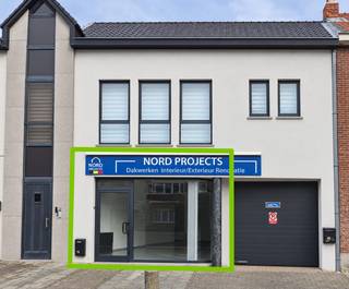 <p>Deze ruimte van ca. 46 m² is interessant gelegen aan de Hundelgemsesteenweg, een goed bereikbare en levendige verbindingsas in Gent. De ligging biedt een ruimte die geschikt is voor uiteenlopende professionele activiteiten.<br /><br />De ruimte beschikt over:<br />• ca. 46 m² bruikbare oppervlakte<br />• een afzonderlijk toilet<br />• een praktische kitchenette<br />• een flexibele indeling die naar eigen behoefte kan worden ingericht<br /><br />De ruimte kan interessant zijn voor:<br />• kantoor<br />• zelfstandige beroepsactiviteit<br />• consultancy of adviesbureau<br />• boekhoudkantoor<br />• architecten- of studiebureau<br />• coaching of begeleiding<br />• opleidings- of cursusruimte<br />• showroom of toonruimte<br />• dienstverlening<br />• atelier voor een kleinschalige, niet-hinderlijke activiteit<br />• andere professionele of commerciële doeleinden die verenigbaar zijn met de bestemming<br /><br />De ruimte wordt verhuurd onder het gemeen huurrecht en is bijgevolg bijzonder geschikt voor wie op zoek is naar een professionele ruimte zonder een klassieke handelshuurovereenkomst. Een interessante opportuniteit voor een zelfstandige, professional of onderneming die een goed gelegen en compacte ruimte zoekt.<br /><br />Contacteer Nele voor een afspraak via 0470 79 66 20 of via nele@cornelis-goeman.be.<br /><br />*De eventuele afbeeldingen bij deze advertentie zijn AI-gegenereerde sfeerbeelden en dienen uitsluitend ter illustratie van de mogelijke inrichting en gebruiksmogelijkheden van de ruimte. Ze vormen geen exacte weergave van de huidige toestand, indeling of afwerking van het pand.</p>