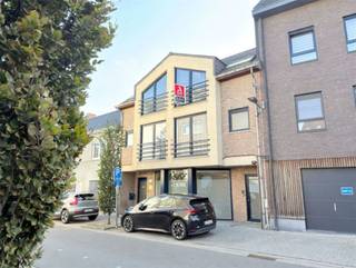<p><span>LUMINEUS APPARTEMENT MET 2 SLAAPKAMERS</span></p><p><span>2de verdieping - ligging in centrum nabij station met vlotte bereikbaarheid via N16, A12 en N17</span></p><p><span> </span></p><p><span>Inkomhal / wc met handwas / living met eetplaats en ingerichte open keuken (totale opp.: 34m²) / nachthal / 2 slaapkamers (3,5 x 2,9m; 3,5 x 2,4m) / badkamer met wastafel en ligbad met douchemogelijkheid / berging met was- en stookplaats.</span></p><p><span> </span></p><p><span>Lasten: € 45 / maand.</span></p><p><span> </span></p><p><span>Appartement is bewoonbaar door maximaal 3 personen.</span></p><p><span> </span></p><p><span> </span></p><p><span> </span></p><p><span> </span></p><p><span> </span></p>