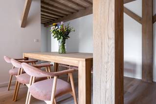 Charmant en uniek pand in hartje Mechelen met 3 slaapkamers, 2 badkamers en een heerlijk (of gezellig) zonneterras. 

Stap binnen in deze karaktervolle woning, gelegen in het kloppend hart van de stad, pal aan de indrukwekkende Sint-Romboutskathedraal. Dit uitzonderlijke pand combineert authentiek karakter met hedendaags modern comfort – (een zeldzame parel op de vastgoedmarkt.) 
Bij het binnenkomen voel je meteen de ziel van het gebouw: originele muren en rustieke houten balken brengen het verleden tot leven, terwijl het de parketvloeren zijn die zorgen voor warmte en elegantie. Op de eerste verdieping een lichtrijke en ruime woonkamer. Vervolgens stap je zo  de stijlvolle moderne keuken met berging in – de plek voor gezellige avonden en culinaire ontdekkingen. 
Vanuit de keuken loop je via de trap naar de tweede verdieping. Ga op ontdekking in één van de drie charmante slaapkamers. Masterbedroom met een heuse dressing en ensuite badkamer. De twee overige slaapkamers delen een elegant, met mortex afgewerkte badkamer die hen met elkaar verbindt. 
Nog één verdiep hoger en je arriveert op het zonneterras, een verbogen parel met zicht op de kathedraal en kerk. Pure ontspanning, perfect om je dag te beginnen met een kop koffie of stijlvol af te sluiten met een glaasje wijn. 
