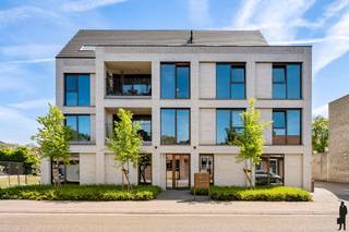 <p><strong><span>1 </span>Slaapkamer appartement<br />Huurprijs: 950,- euro per maand</strong><br /><strong>+ 50,- euro per maand gemeenschappelijke kosten</strong><br /><strong>Kosten plaatsbeschrijving wijn 50/50 te betalen door huurder en verhuurder</strong><br /><strong>Huurwaarborg = 3 maanden huur</strong><br /><strong>Beschikbaar: per 01/08/2026 of in overleg met de huidige huurders</strong><br />********<br />Modern appartement met <strong>1 slaapkamer</strong> <strong>nabij het centrum van Heide, Kalmthout!</strong><br /><br />Dit appartement is gelegen op de gelijkvloerse verdieping en is voorzien van:<br />- Een<strong> </strong>inkom <br />- Een apart toilet met handenwasser<br />- Een <strong>lichtrijke leefruimte </strong>met toegang tot het<strong> terras (ca. 10,8 m²)</strong><br />- Een <strong>open keuken voorzien van alle toestellen</strong><br />- Een handige berging (ca. 3,7 m²) met aansluiting voor was- en droogmachine<br />- Een <strong>slaapkamer (ca. 12,7 m²)</strong><br />- Een moderne badkamer met inloopdouche <br /><br />Algemeenheden:<br />- €50 maandelijkse kosten<br />- <strong>Lift</strong><br />- Voorzien van <strong>extra berging ( ca. 4,9 m²)</strong><br />- Afgewerkt met <strong>kwaliteitsvolle materialen</strong><br />- Staanplaats</p>