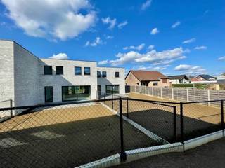 <p>Deze nieuwbouwwoning combineert hedendaags wooncomfort met een vooruitstrevende energie-efficiëntie. Dankzij het negatief E-peil woon je bijzonder zuinig, met een minimaal energieverbruik en een maximaal wooncomfort. De woning voldoet volledig aan de BEN-normen en is uitgerust met de nieuwste duurzame technologieën, waaronder zonnepanelen, een warmtepomp, ventilatiesysteem D met warmterecuperatie, 3-dubbele zonwerende beglazing, regenwaterrecuperatie en een aansluiting voor een laadpaal.<br /><br />Bij het binnenkomen van de woning kom je in de inkomhal met gastentoilet, die toegang geeft tot een lichtrijke leefruimte met eetgedeelte en een prachtig zicht op de tuin. De grote raampartijen zorgen voor een overvloed aan natuurlijk licht en creëren een aangename woonbeleving. Aansluitend bevindt zich de volledig ingerichte moderne keuken, uitgerust met kwalitatieve toestellen en voldoende bergruimte. Verder vind je op het gelijkvloers een berging/wasplaats die tevens dienst doet als technische ruimte, perfect geïntegreerd in het geheel.<br /><br />Op de eerste verdieping bevinden zich drie slaapkamers, een badkamer stijlvol afgewerkt met oog voor detail en comfort. Buiten geniet je van een volledig omheinde zuidgerichte tuin met terras waar je in alle rust kan ontspannen. Voor de wagens zijn er aan de voorzijde twee parkeerplaatsen voorzien. <br /><br />EPC -12 kWh/m² - label A+<br />Grondwaarde: 112.000€ + 12% registratierechten + constructiewaarde: 368.000€ + 21% BTW + 6000€ nuts<br />Wglk-Gvk-Gdv-Gvv</p>