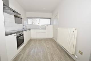 Dit moderne appartement is gelegen in Vrasene.De indeling is als volgt:Inkomhal, apart toilet, ruime woonkamer met open keuken, berging/wasplaats,...