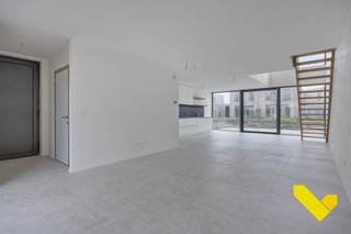 <p>Ontdek deze hedendaagse nieuwbouwwoningen gelegen in de Berkenlaan.</p>
<p><strong>Troeven:<br /></strong>- Kwalitatieve afwerking met een uitzonderlijk laag E-peil<br />- Hoogwaardige isolatie en innovatieve technieken<br />- Warmtepomp (lucht-water)<br />- Zonnepanelen<br />- Ventilatiesysteem type D<br />- Regenwaterrecuperatie, aangesloten op de buitenkraan en beide toiletten<br />- Volledig afgewerkt met aangelegde tuin, carport en berging<br />- 6% BTW mogelijk</p>
<p>Dankzij zijn doordachte indeling en geoptimaliseerd gebruik van de woonoppervlakte van <strong>158 m²</strong> beschikken deze woningen over <strong>3</strong> mooie slaapkamers, een royale leefruimte aansluitend aan de open keuken in combinatie met grote raampartijen aan de voor- en achterzijde die een maximale lichtinval garanderen. De ruime tuin met terras en carport maken dit tenslotte de ideaal thuis voor gezinnen of koppels met toekomstplannen.</p>
<p><strong><span>Prijsinformatie:<br /></span></strong><span>De geadverteerde prijs is <strong>exclusief</strong>: <strong>21% btw</strong>, staanplaats, kelderberging, fietsenstalling, aansluitingskosten, notariskosten en registratierechten op het grondaandeel. Onderaan bij <strong>beschikbaarheid</strong> kan u meer informatie terugvinden over de <strong>totaalprijzen</strong> en het voordeeltarief van <strong>6% btw</strong> specifiek per appartement.</span></p>
<p>Hebt u interesse? Maak dan snel uw afspraak via <strong>014 58 02 08</strong> of via <strong>info@immovl.be</strong>.</p>