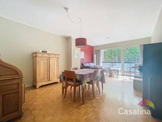 CASALINA Real Estate biedt te koop aan – Mooi appartement met 2 slaapkamers gelegen op de 2ᵉ verdieping met terras aan de voor- en achterzijde, in...