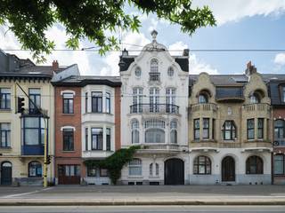 <strong>Unieke herenwoning met tuin en garage in neorococostijl nabij Gent-Sint-Pieters.</strong><br /><br />Op een <strong>toplocatie</strong>, op <strong>wandelafstand van station Gent-Sint-Pieters</strong>, bevindt zich deze<strong> karaktervolle herenwoning uit 1919</strong>. Een zeldzaam pand in <strong>neorococostijl</strong>, gekenmerkt door <strong>elegante proporties, verfijnde geveldetails </strong>en een<strong> imposant volume.</strong><br /><br />De woning biedt een <strong>bewoonbare oppervlakte van 481 m²</strong>, met op het <strong>gelijkvloers</strong> een <strong>voormalige koetshal</strong>, een i<strong>ndrukwekkende traphal met vide</strong>, een <strong>bureauruimte</strong> en een <strong>keuken met aansluitend terras</strong> en een <strong>zuidwestgerichte tuin</strong>. Op de verdiepingen bevinden zich de <strong>eet- en leefruimtes</strong> met<strong> statige volumes</strong>,<strong> meerdere slaapkamers, badkamers</strong> en een ruime zolder.<br /><br /><strong>Bijkomende troef</strong> is is de mogelijkheid om het<strong> achterliggende bijgebouw met dubbele garage</strong> mee aan te kopen.<br /><br />Het pand<strong> vraagt renovatie</strong>, maar biedt een <strong>uitzonderlijke kans om wonen en werken te combineren </strong>op een prestigieuze locatie.<br /><strong>De royale ruimtes, hoge plafonds en authentieke elementen vormen de ideale basis voor een exclusief renovatieproject.</strong><br /><br /><strong>Kortom: een unieke herenwoning met tuin en garage, vol karakter en potentieel, op een van de meest gegeerde locaties van Gent.</strong><br /><br />Voor meer informatie, mail naar info@carloeggermont.be