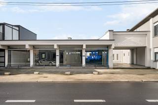 Ben je op zoek naar een showroom, handelspand of magazijn op een verbindingsweg met maximale visibiliteit en 17m straatbreedte?...