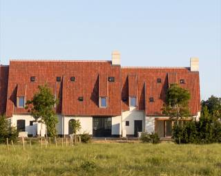 <span>Gelegen in het landelijke Lapscheure, een deelgemeente van Damme, bevindt dit woonproject zich in een rustige en landelijke omgeving. Het erf grenst aan de kerk van Lapscheure en aan drie monumentwoningen die worden gerestaureerd. De combinatie van het rustig landelijke karakter van het dorp, samen met de vlotte bereikbaarheid naar de centrumsteden, Damme en Knokke-Heist, maakt deze ligging zo aantrekkelijk.<br /><br /><strong>Woning 4</strong></span><br />122 m² woonoppervlakte · 418 m² perceel · 3 slaapkamers · sleutel-op-de-deur · 744.450 €<span> (excl. verkooprechten, btw en kosten). </span><br /><br />Gelijkvloers: inkomhal, leefruimte, aparte eet- en kookplaats, gastentoilet, tuin- en fietsberging en inpandige garage met bijkomende staanplaats.<br />Boven drie slaapkamers, 3 badkamers, dressing, apart toilet en technische ruimte.<br /><span>De zolder kan vrij ingevuld worden met extra slaapkamers, hobbyruimte of als bergruimte.</span><br /><br />De woning wordt volledig afgewerkt opgeleverd.<br /><br />De mooie tuin van ca. 264 m² kijkt uit over het aangrenzende akkerland. <br /><br /><span>Heeft u interesse in deze woning? Contacteer ons via 050 60 60 78 of info@immonano.be. </span>