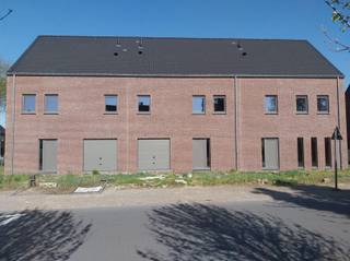 VERKOOP AAN 6% BTW mogelijk onder voorwaarden !Nieuwbouwproject van 4 ruime klassieke  woningen met vaste trap naar de zolder. Gelegen nabij het...