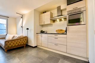 Dit prachtig en centraal gelegen appartement geniet van een ideale locatie in het bruisend Eeklo waar alles op wandelafstand ligt. Dit energiezuinig appartement is een streling voor het oog. Hier vertoeft u in een rustige omgeving en toch nabij het station, winkels, nutsvoorzieningen en dienstencentra!
De trap leidt u naar de eerste verdieping.
De lichtrijke leefruimte omvat een volledig praktische en ingerichte keuken, een eetplaats en een gezellige zitplaats.
De badkamer is voorzien van een douchecabine, toilet, lavabo en badkamermeubel. Hier is ook nog ruimte om kasten of rekken te voorzien om uw spullen op te bergen.
Een grote tweepersoonsslaapkamer biedt ruimte voor een bed en meerdere kasten.
Beneden op het gelijkvloers is een handige privatieve berging voorzien om al uw boodschappen te stockeren of om uw fiets te stallen. Een aparte deur leidt u van aan de straat naar de gang.
Bel ons om een bezoek te brengen via het nummer 09/336.16.15 of mail naar info@vastgoedunicum.be. Wij helpen u graag verder!