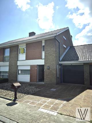 De woning ligt te Lendelede, rustig gelegen in een doodlopende straat.  De woning omvat de inkom met trap naar het eerste verdiep. Bij het...