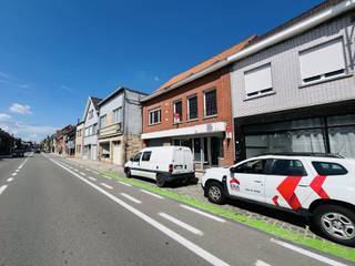 DIT VEELZIJDIGE PAND COMBINEERT EEN COMMERCIËLE RUIMTE MET EEN RUIME WOONGELEGENHEID, IDEAAL VOOR WIE WONEN EN WERKEN WIL COMBINEREN OF ZOEKT NAAR...