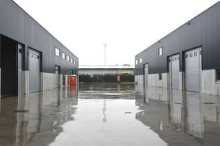  Instapklare KMO-unit met magazijn te LedeDeze recent gebouwde en volledig instapklare KMO-unit is uitstekend gelegen te Lede, centraal tussen Aalst,...