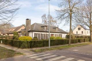 Vrijstaande villa gelegen aan de boomrijke Kasteeldreef te Schoten op een perceel van 1085 m².<br />Naast de rustige ligging geniet U van een uitstekende bereikbaarheid van het winkelcentrum, openbaar vervoer en scholen.<br /><br />De woning werd gebouwd in 1980 en bestaat op gelijkvloerse verdieping uit inkomhal met gastentoilet, een lichtrijke leefruimte met aanpalend ingerichte keuken met eethoek.<br /><br />Verder op gelijkvloerse verdieping bevinden zich twee slaapkamers, badkamer met dubbele wastafel in meubel, ligbad en toilet.<br />Garage inpandig in het gebouw met aansluiting voor wasmachine en droogkast. <br />Achteraan in tuin ruim tuinhuis met water en elektriciteit.<br /><br />Zolderverdieping, momenteel ingericht als bureel, mogelijkheid tot het maken van drie slaapkamers met badkamer.<br /><br />Kelderverdieping bestaande uit:<br />lokaal technieken <br />meterlokaal<br />twee bergruimtes<br /><br />Kijkdagen op zaterdagen 18 en 25 april van 11h tot 14 h<br />