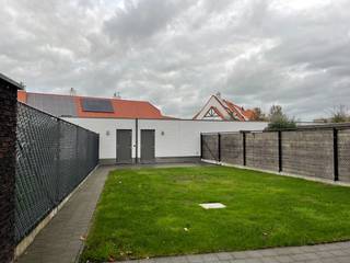 Deze recent gebouwde woning is uitstekend gelegen en werd steeds met zorg onderhouden.Naast de woning is er plaats voor twee wagens, wat bijzonder...
