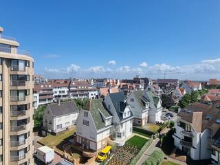 Op zoek naar een stijlvolle pied-à-terre aan zee? Deze instapklare studio in het charmante Duinbergen combineert comfort, praktisch gebruiksgemak en een zijdelings zeezicht dat nooit verveelt. Ideaal als tweede verblijf of slimme investering aan de kust.<br />De studio werd met oog voor detail gerenoveerd en straalt een warme, eigentijdse sfeer uit dankzij de kwalitatieve parketvloer en de doordachte indeling. Elk element is functioneel benut, met onder meer een op maat gemaakt stapelbed en voldoende ingebouwde bergingsruimte – ideaal om het beschikbare oppervlak maximaal te benutten, maximumcapaciteit van 4 personen. Het gebouw zelf is goed onderhouden: in 2015 werd de gevel gerenoveerd en bijkomend geïsoleerd, wat bijdraagt aan het algemene wooncomfort en de energie-efficiëntie. De liften werden reeds vervangen en er is een moderne collectieve centrale verwarming aanwezig. Veel parkeerplaats in de buurt, een gemeenschappelijke fietsenberging en een ruime privatieve kelderberging!<br /><br />Indeling:<br /><br />- Leefruimte met eetplaats en adembenemend zeezicht,<br />- Open, compacte keuken,<br />- Badkamer met douchebad, wastafel en toilet,<br /><br />Deze studio is een ideale uitvalsbasis aan de kust, waar je kan genieten van rust, licht en zeezicht in een compacte maar comfortabele setting.<br /><br />Interesse? Contacteer ons voor een bezoek ter plaatse!