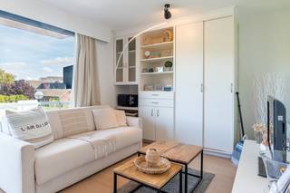 TE KOOP – INSTAPKLARE STUDIO MET TERRAS EN OPENLUCHTZWEMBAD!
Deze gezellige, instapklare studio is slim en praktisch ingericht, waarbij iedere vierkante meter optimaal benut wordt!. De studio beschikt over een aangename leefruimte met open keuken, een terras en een badkamer met douche en toilet. Het domein beschikt over een openluchtzwembad, ideaal om tijdens de warme zomerdagen heerlijk te ontspannen.
Een extra troef is de rechtstreekse toegang langs de achterzijde van het domein tot de duinenweg, die je naar het strand leidt.
Ook de ligging is een absolute meerwaarde! Op wandelafstand bevinden zich het zwembad Vita Krokodiel, de padelterreinen en minigolf van Golden Point.
Bovendien is er een gemeenschappelijk fietslokaal naast de inkomhal van het gebouw.
Een ideale stek aan zee, zowel voor eigen vakantieplezier als voor wie op zoek is naar een tweede verblijf! Info 0471 10 63 68 of 0495 27 14 39 Info@immonoella.be