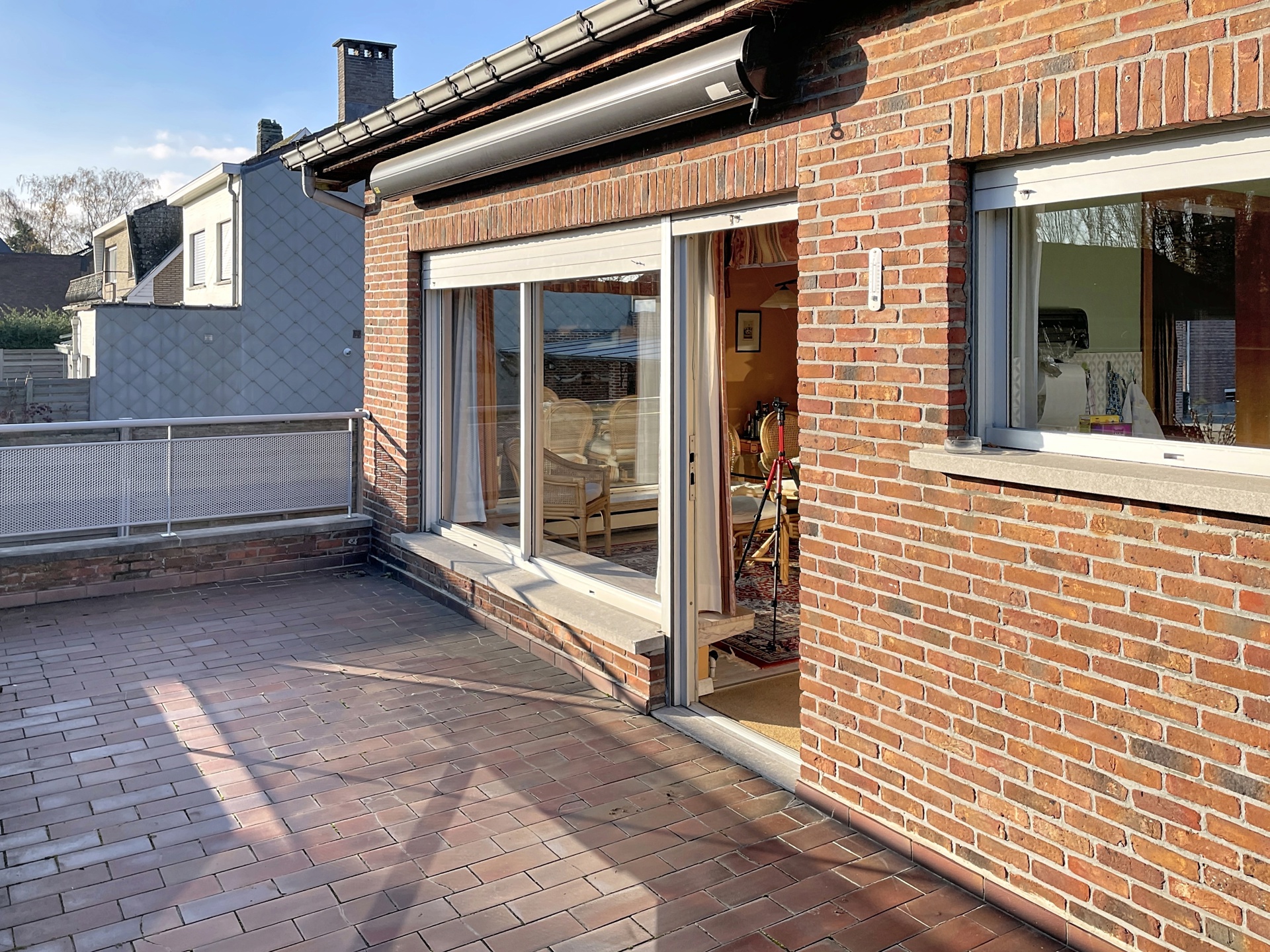 Split-level, half open woning met grote tuin en 2 garages - foto 4