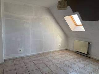 <p>Bel 0486 63 14 65. Dit gezellige dakappartement is gelegen op wandelafstand van het centrum van Nijlen, vlakbij winkels en openbaar vervoer. Het beschikt over een inkomhal met inbouwkast, een badkamer met douche en toilet, een kleine berging, een leefruimte met open keuken, een slaapkamer en een zeer ruim terras. Onmiddellijk beschikbaar! </p>