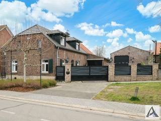 <p><span>Uniek karakterpand met eindeloze mogelijkheden in het charmante Kessenich</span></p><p><span>Laat u verrassen door deze uitzonderlijke eigendom in het idyllische Kessenich, waar authenticiteit, ruimte en potentieel hand in hand gaan. Deze deels gerenoveerde woning biedt een zeldzame kans voor wie op zoek is naar een stijlvolle thuis, een combinatie van wonen en werken, of een aantrekkelijk investeringsproject.</span></p><p><span>U wordt verwelkomd in een sfeervolle inkomhal die meteen de toon zet. Het gelijkvloers omvat een gezellige zitruimte met bureauruimte, een lichtrijke eetruimte met keuken en badkamer, een tweede inkomhal met vestiaire, een apart gastentoilet en een praktische berg- en wasruimte.</span></p><p><span>Op de verdieping bevinden zich drie volwaardige slaapkamers. De royale master bedroom, voorzien van een ingebouwde kitchenette en eigen doucheruimte, is perfect als luxueuze suite of gastenkamer. Daarnaast zijn er nog twee comfortabele slaapkamers, waaronder een ruime familiekamer met open doucheruimte.</span></p><p><span>Een absolute blikvanger is de indrukwekkende, authentieke stal. Deze unieke ruimte biedt een ongeëvenaard potentieel om omgevormd te worden tot een prachtige loft met zicht op de tuin een echte eyecatcher waar karakter en luxe samenkomen.</span></p><p><span>Ook voor zelfstandigen is dit pand een buitenkans. De ruime loods met sectionaalpoorten aan voor- en achterzijde biedt tal van mogelijkheden en is uitgerust met een inkomhal, toilet, bureel- of vergaderruimte en kitchenette. De extra opslagruimte op de verdieping, samen met voorzieningen zoals een smeerput, drijfkracht en allesbrander, maken dit geheel perfect voor een professionele activiteit aan huis.</span></p><p><span>Gelegen op een royaal perceel geniet u hier van rust, ruimte en tal van ontwikkelingsmogelijkheden. Als extra troef beschikt het terrein over een gezellige chalet met karakteristieke elementen en een authentieke pizza-oven de ideale plek om te ontspannen, gasten te ontvangen of een unieke beleving te creëren.</span></p><p><span>Kessenich staat bekend als een verborgen parel in het Maasland en trekt tal van toeristen dankzij de prachtige natuur, de Maasplassen en het uitgestrekte fiets- en wandelnetwerk. Dit maakt de eigendom uitermate geschikt voor wie droomt van een charmante en succesvolle B&B op een toplocatie.</span></p><p><span>Rustig gelegen en toch vlot bereikbaar, biedt dit pand een unieke combinatie van karakter, ruimte en toekomstmogelijkheden. Een zeldzame kans die u niet wil missen.</span></p><p><span> </span></p><p><span>Neem vandaag nog contact met ons op via <span>info@immopa.be</span></span><span> of via 089/50.35.85.</span></p>
