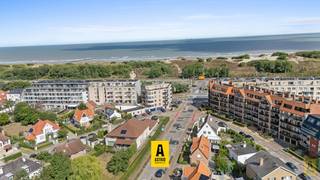 Uiterst verzorgd en volledig instapklaar appartement gelegen in een mooie, klassevolle residentie op een zucht van zee! Het appartement geeft uit...