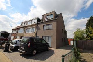 In het centrum van Hoevenen vinden we dit recente appartement op de tweede verdieping. Indeling: gezellige leefruimte met open keuken. Vanuit...