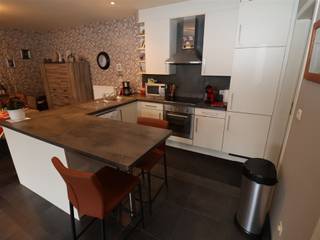 <p><span>Instapklaar gelijkvloers appartement met 2 slaapkamers, incl. private garage en ruim terras in hartje Zelzate.</span></p><p><span> </span></p><p><span>Op zoek naar comfortabel wonen op een centrale locatie? Dan is dit verzorgde gelijkvloers appartement precies wat u zoekt. Dankzij de praktische indeling, het ruime terras en de private garage geniet u hier elke dag van comfort, rust en gemak. De lichtrijke leefruimte met open keuken vormt het gezellige hart van het appartement en biedt een aangename woonomgeving. Bovendien zorgt de gelijkvloerse ligging voor extra gebruiksgemak, waardoor dit appartement bijzonder geschikt is voor </span><span>senioren </span><span>of wie comfortabel en </span><span>toekomstgericht</span><span> wil wonen.</span></p><p><span> </span></p><p><span>Indeling:</span></p><p><span>Inkomhal met praktische bergkasten, gezellige en lichtrijke woonkamer met open functionele keuken en aparte keukenberging, twee volwaardige slaapkamers, badkamer met aparte douche én ligbad. Ruim zonneterras om heerlijk te ontspannen, private garage.</span></p><p><span> </span></p><p><span>Troeven;</span></p><p><span>Gelijkvloers wonen zonder trappen, instapklaar en praktisch ingedeeld, private garage inbegrepen, ideaal als eigen woonst of als investering.</span></p><p><span> </span></p><p><span>Dankzij de uitstekende ligging bevindt u zich op wandelafstand van winkels, scholen, horeca en openbaar vervoer. Hier woont u centraal, comfortabel en met alle dagelijkse voorzieningen binnen handbereik. Een ideale opportuniteit voor wie op zoek is naar zorgeloos wonen in het centrum van Zelzate. Contacteer ons vandaag nog voor een bezoek!</span></p><p><span> </span></p>