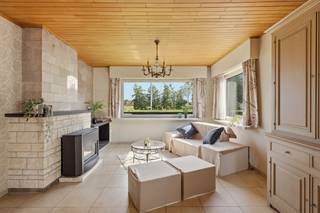 <p><strong>ALTRO VERKOOPT: Bezoekdag op afspraak</strong></p><p>Op een uitstekende en uiterst vlotte locatie te Machelen aan de Leie bieden wij u deze charmante, alleenstaande woning met enorm veel potentieel aan. De eigendom is strategisch gelegen op de verbindingsas tussen Deinze en Waregem met een snelle aansluiting op de belangrijkste invalswegen, terwijl u tegelijk geniet van de idyllische en rustige sfeer van Machelen aan de Leie.</p><p>Bij het betreden van de woning valt meteen op dat de leefruimtes op het gelijkvloers al een stijlvolle vernieuwing hebben ondergaan. De lichtrijke living en de keuken zijn volledig in orde en voorzien van dubbele beglazing. De overige ruimtes bieden de perfecte kans voor de handige doener om de woning helemaal naar eigen smaak op te frissen. Op de eerste verdieping bevinden zich 2 grote slaapkamers, 1 kleinere slaapkamer en een badkamer die klaar staan voor verfraaiing. Een grote opbergzolder zorgt daarnaast voor heel wat praktische uitbreidings- of opslagmogelijkheden.</p><p>Ook qua bijgebouwen en overige ruimtes troef troef: de inpandige garage kan eenvoudig worden omgevormd tot extra leefruimte, zoals een atelier, hobbyruimte of wasplaats. Buiten beschikt het perceel bovendien over een tweede, grote vrijstaande garage met bijhorende bergkotten, ideaal voor zelfstandigen of klussers. Dit is de perfecte opportuniteit voor wie op zoek is naar betaalbaar wonen op een toplocatie met de mogelijkheid om er een echte droomwoning van te maken.</p><p>Interesse om dit pand te bezoeken? <strong>Leen De Clercq – Altro Vastgoed </strong>0478 69 84 34 | leen@altro-vastgoed.be</p>