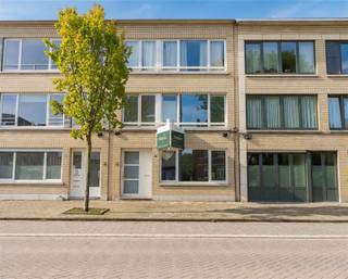 <p>Dit ruime appartement op de eerste verdieping combineert licht en ruimte en biedt een solide basis om naar eigen smaak op te frissen.</p><p>🏡 Indeling &amp; wooncomfort<br />Het appartement beschikt over drie slaapkamers en een ruime, lichtrijke leefruimte. De keuken is praktisch ingedeeld en geeft toegang tot een terrasje! </p><p>🔌 Energie &amp; technische informatie<br />EPC: C<br />Elektriciteit conform</p><p>📍 Ligging<br />Gelegen in de straat van een basisschool en een warme bakker, op een steenworp van het centrum van Borsbeek. Vlot bereikbaar en nabij winkels en openbaar vervoer, waardoor alles binnen handbereik is.</p><p>Wenst u meer informatie of had u graag een bezichtiging gewenst? Info@markasa.be<span></span> of 03/827.72.92</p>