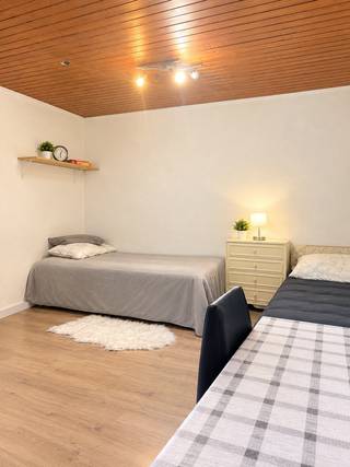 Découvrez ce bel appartement spacieux d'une chambre situé dans la Lange Leemstraat, au cœur d'Anvers. L'appartement dispose d'un séjour confortable, d'une chambre séparée, d'une cuisine et d'une salle de bain. Situé au deuxième étage, il convient parfaitement à une personne seule ou à un couple.