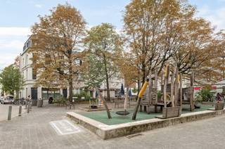 <p>Sommige panden hebben gewoon <em>alles mee</em>. Een topligging, karakter en een rendement (potentieel 5% bruto) dat doet glimlachen.<br />Welkom op de <strong>Fransenplaats</strong>, een bruisend plekje in hartje Antwerpen letterlijk om de hoek van het geliefde <strong>Hof van Leysen</strong>.</p>
<p><strong>Hoekpand met pit</strong><br />Dit knappe opbrengsteigendom bestaat uit een <strong>commerciële gelijkvloers</strong> en <strong>7 verhuurde studentenkamers</strong> daarboven.<br />Dat betekent meteen een <strong>stabiele huuropbrengst</strong>. <br /><br /><strong>Studentenproof charme</strong><br />De bovenverdiepingen ademen authenticiteit. Denk aan hoge plafonds, houten vloeren en ruwe bakstenen muren die zorgen voor die typische urban sfeer.<br />Elke kamer heeft z’n eigen karakter, maar allemaal delen ze één ding: ze zijn <strong>verhuurd</strong> aan studenten die hier duidelijk graag wonen.</p>
<p><strong>De buurt? Een voltreffer.</strong><br />De Fransenplaats is één van die Antwerpse hoekjes die alles combineert: gezellig, groen en levendig.<br />Van koffiebars tot parkjes, van fietsen naar school tot een avondje pizza om de hoek, hier leeft het echt.<br />Het <strong>Hof van Leysen</strong> ligt praktisch aan je voordeur, de <strong>Harmonie</strong> en <strong>Markgravewijk</strong> op wandelafstand.</p>
<p><strong>Waarom deze investering klopt:<br /></strong>- Handelsgelijkvloers (horeca toegelaten)<br />- 7 volledig verhuurde studentenkamers<br />- Authentiek hoekpand met karakter en uitstraling<br />- Populaire, gegeerde locatie nabij Hof van Leysen<br />- Potentieel rendement van 5%<br />- EPC studentenkamers: B / Handelsgelijkvloers: C (casco toestand)</p>