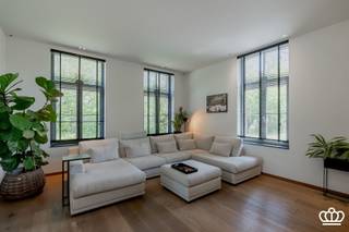 Karaktervol, historisch herenhuis – volledig gerenoveerd met hoogwaardige materialen en moderne luxe, nabij het Centrum van Essen. Volledig...